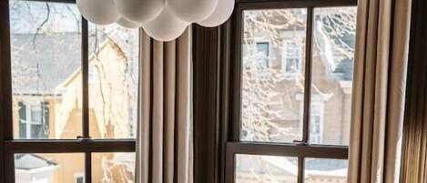 Suíte standard, 1 cama Queen | Opções para refeição no quarto