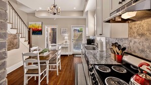 Une cuisine équipée d’une cuisinière, d’un four à micro-ondes et de placards.