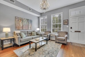 Smart TV, fireplace - Best Walkable Location in Savannah on Beautiful Square by Lucky Savannah (Savannah)