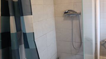 Douche, serviettes fournies, savon, shampoing