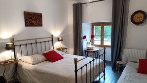 A bedroom with a bed, bedside tables, a window with curtains, a clock, and a painting on the wall. - Maison Éclusière Napoléonienne, Havre de Paix au Bord du Canal D'ille et Rance (Hédé-Bazouges, Hédé)