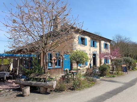 Exterior. Maison Éclusière Napoléonienne, Havre de Paix au Bord du Canal D'ille et Rance