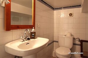 Serviettes fournies, savon, papier toilette