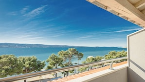 A balcony with a view of the sea and distant hills. - Rogač Rooms & Restaurant (Dugi Rat)