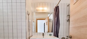 Apartment (1 Bedroom) | Badezimmer | Duschwanne, kostenlose Toilettenartikel, Handtücher, Seife