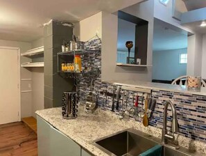 Fridge, microwave, oven, stovetop - Spacious four bed room , 2 bathroom house (Niagara Falls)