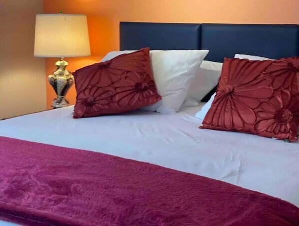 3 habitaciones, tabla de planchar con plancha, wifi y ropa de cama 