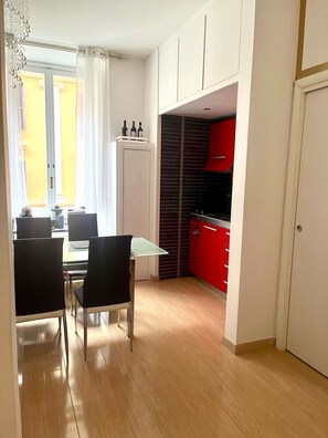 Kühlschrank, Mikrowelle, Ofen, Herdplatte