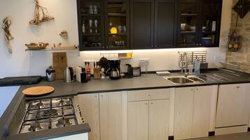 Een koelkast, een oven, een kookplaat, een vaatwasser