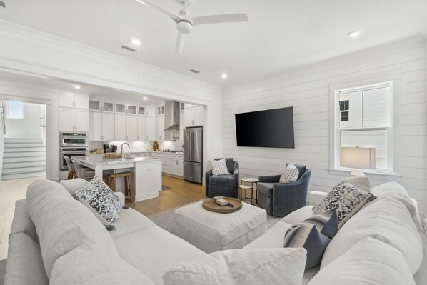 Casa, vista al resort | Área de sala de estar | Smart TV de 75 pulgadas con canales digitales, Netflix y Hulu