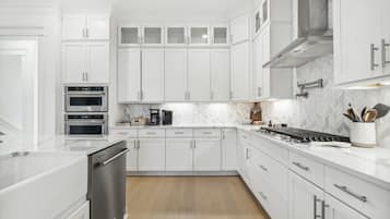 Casa, vista al resort | Cocina privada | Refrigerador con congelador, microondas, horno y parrilla de estufa