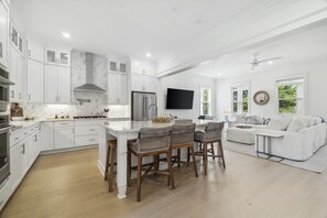 Casa, vista al resort | Cocina privada | Refrigerador con congelador, microondas, horno y parrilla de estufa