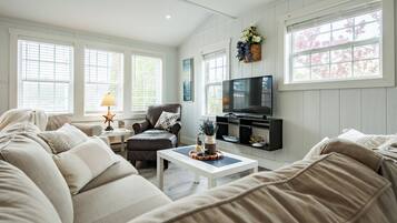 Smart TV, fireplace