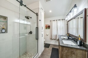 Dusche, Haartrockner, Handtücher, Seife