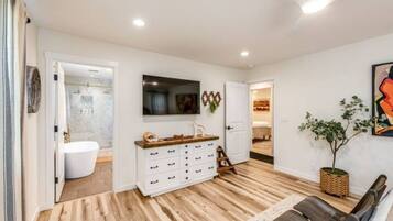 3 makuuhuonetta, tallelokero huoneessa, silitysrauta/-lauta