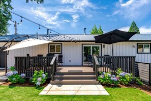 Terrace/patio - Stunning New Horse and Hare Inn (Murphys)