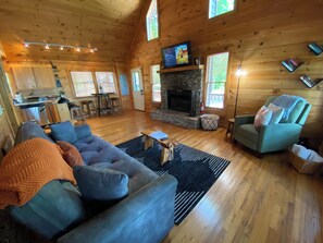 TV, fireplace - Blue Moon in Blue Ridge (Blue Ridge)