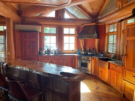 Refrigerador con freezer, microondas, horno, lavavajillas