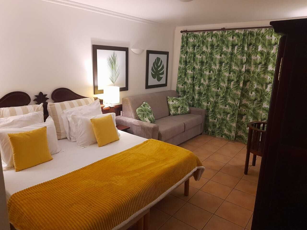 1 habitación, caja de seguridad en la habitación y escritorio 