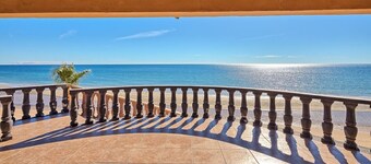 Shark House - 8 BR Beachfront
