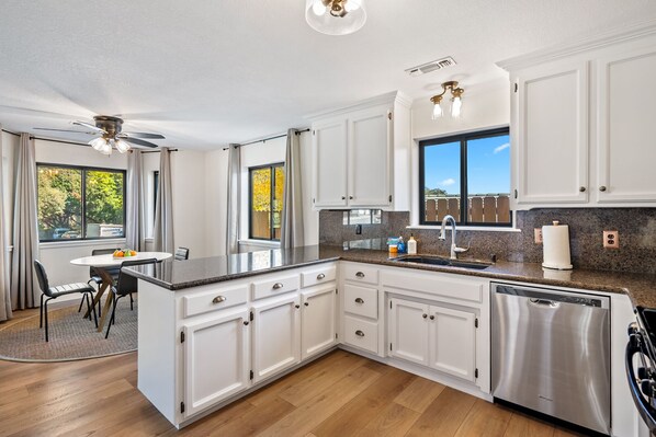 Refrigerador, microondas, parrilla de estufa y lavavajillas