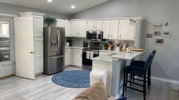 冰箱、微波炉、烤箱、炉灶