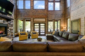 Televisor, llar de foc i futbolí 