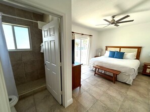 3 quartos, ferros/tábuas de passar roupa, berço de viagem