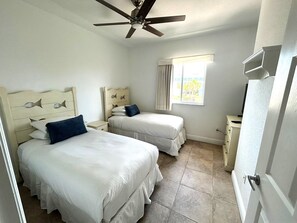 3 chambres, fer et planche à repasser, lit de bébé portatif
