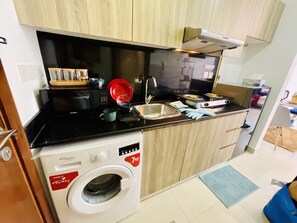 Microwave, stovetop, dishwasher, coffee/tea maker - Relaxing, minimal luxurious and safe space vibe in the central area of Dubai.
 (Dubai)