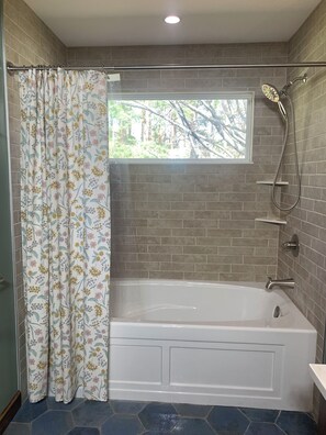 Shower, jetted tub, hair dryer, towels - Year-round hot tub, 2600 sq ft house with ample parking - Northstar Lodge (Marquette)