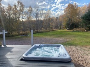 Outdoor spa tub - Year-round hot tub, 2600 sq ft house with ample parking - Northstar Lodge (Marquette)