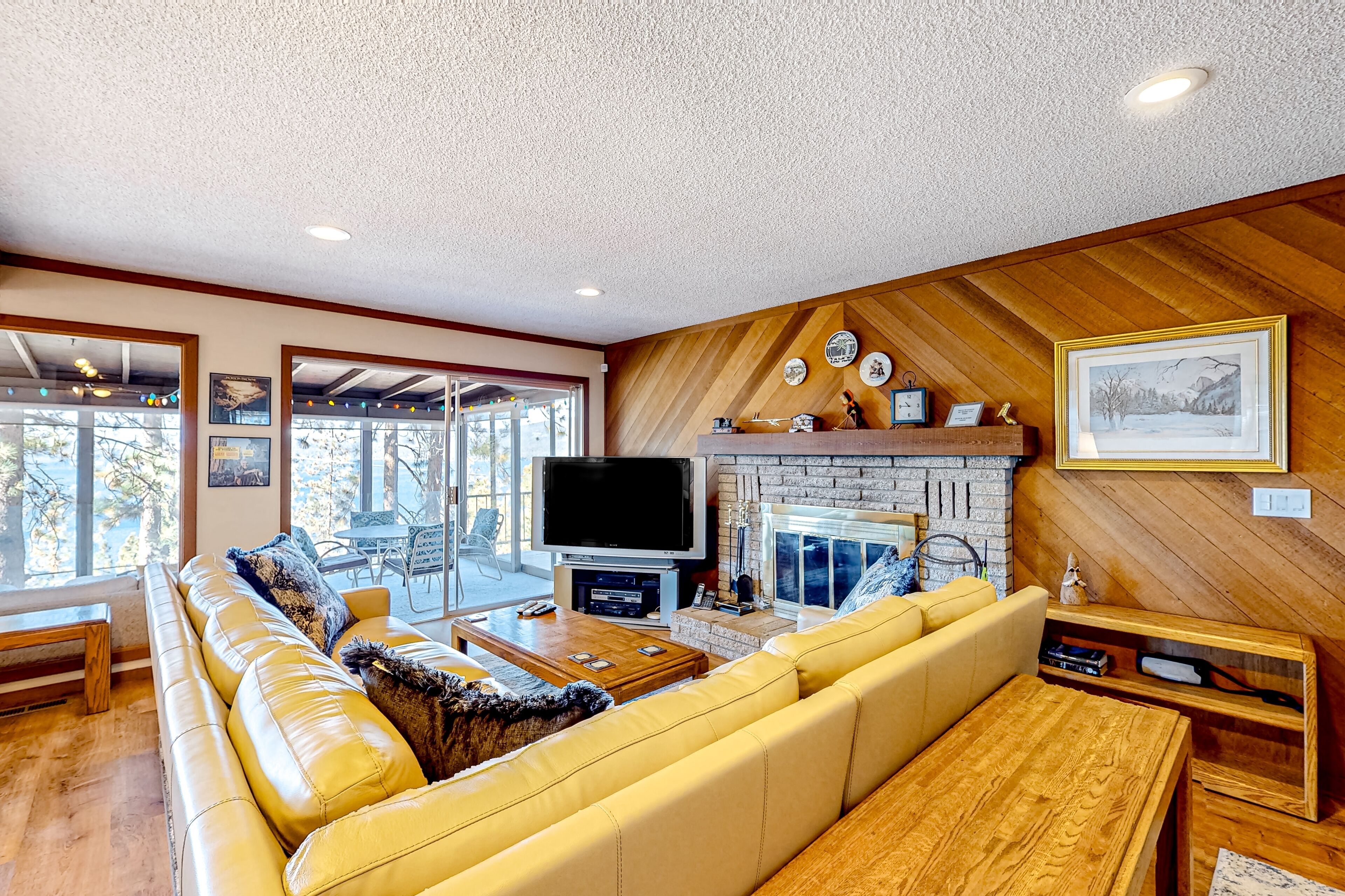 Friendly lake stay with mtn views, wood fireplace, games, and al fresco dining