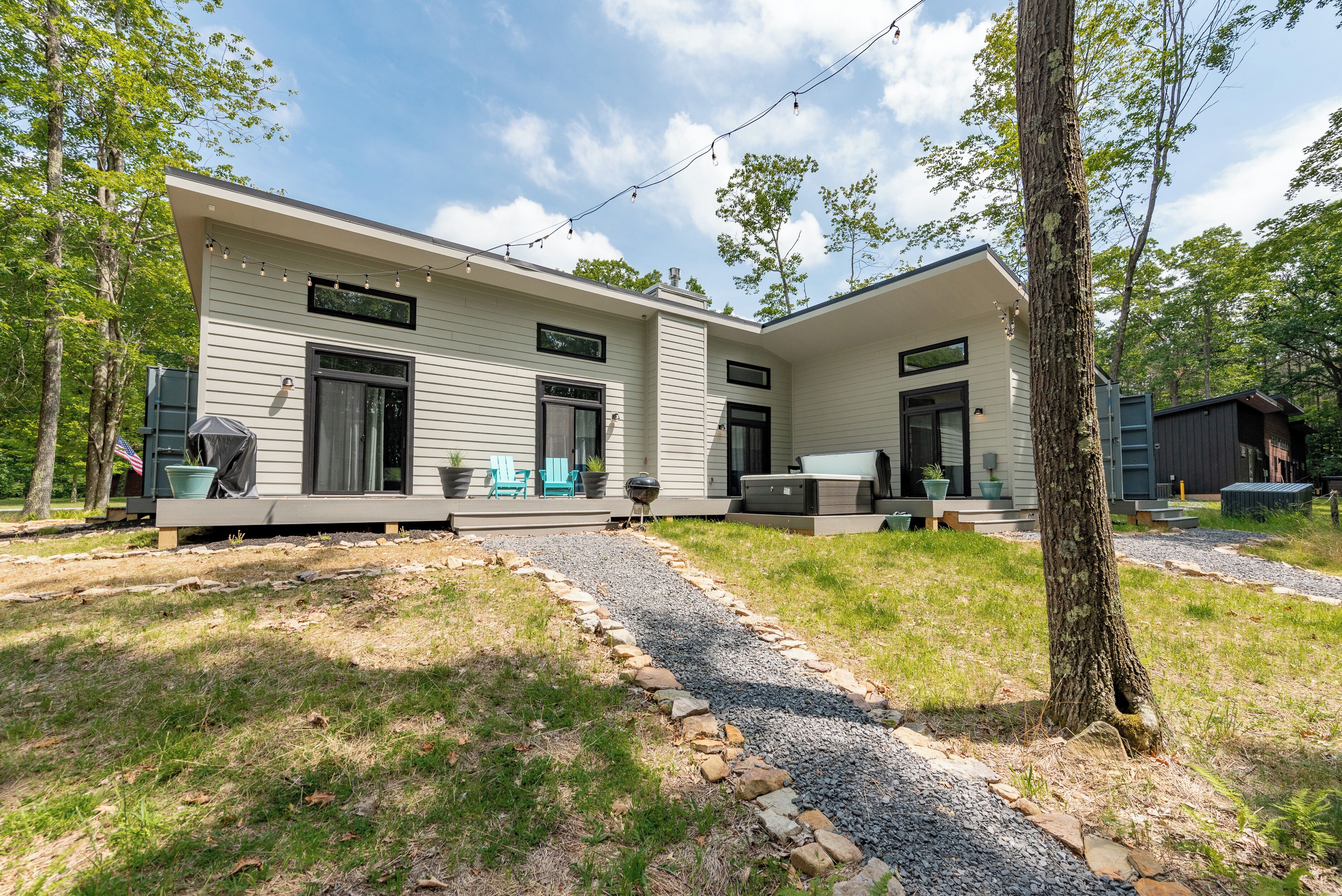 New! C Box Mountaintop: 2BR Dog Friendly, Picturesque Shipping Container Getaway