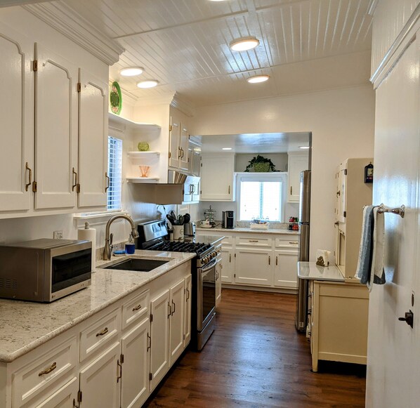 ثلاجة، ميكروويف، فرن، موقد طهي مسطح