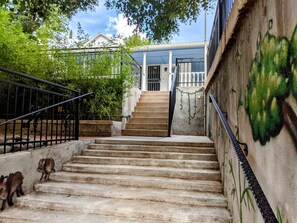 المنطقة المحيطة بالمنشأة