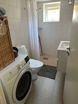 Appartement | Badkamer | Een douche, handdoeken