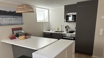 Departamento | Cocina privada | Refrigerador, microondas, horno y parrilla de estufa