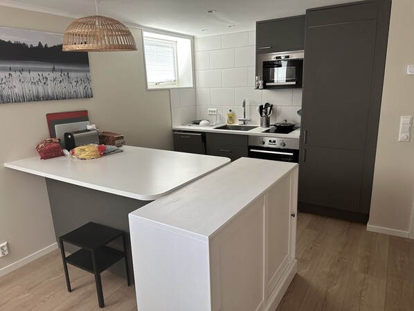 아파트 | 전용 주방 | 냉장고, 전자레인지, 오븐, 쿡탑