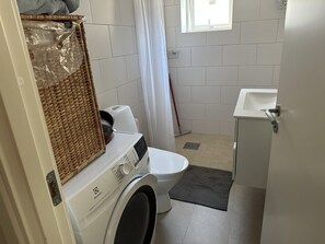 Appartement | Badkamer | Een douche, handdoeken