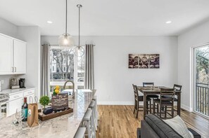 Interior - Rooftop Deck w/ Grill/Golf!10min to Ole Opry & DT! (Nashville)