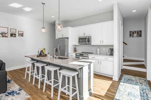 Køleskab, mikrobølgeovn, ovn, kogeplade