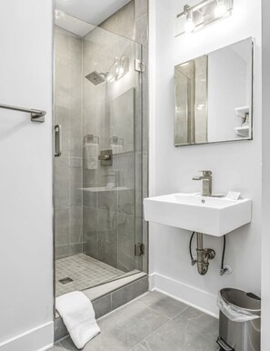 Secador de pelo y toallas