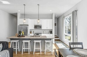 Køleskab, mikrobølgeovn, ovn, kogeplade