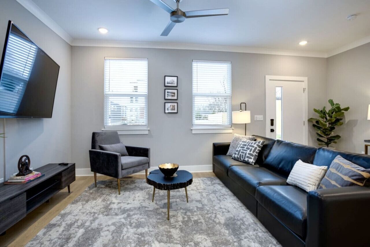 Safe & Quiet Home! Rooftop + Desk & 10toDowntown!