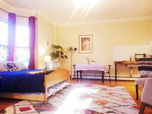 1 bedroom, desk, iron/ironing board, travel crib - Beautiful studio in historic neighborhood of Boston. Super close to downtown! (Boston)