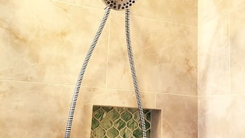 Secador de cabelo, toalhas de banho, sabonete, shampoo