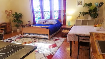 1 slaapkamer, een bureau, een strijkplank/strijkijzer, reisbedje