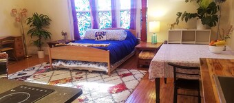Beautiful studio in historic neighborhood of Boston. Super close to downtown!
