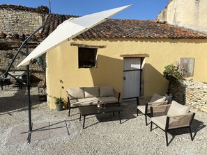 Terrace/patio - L ancien Cafe - Luxury Suites and Gites (Aubigné)